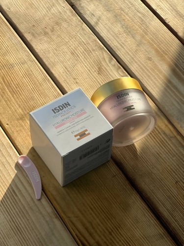 کرم آبرسان مناسب پوست حساس ایزدین